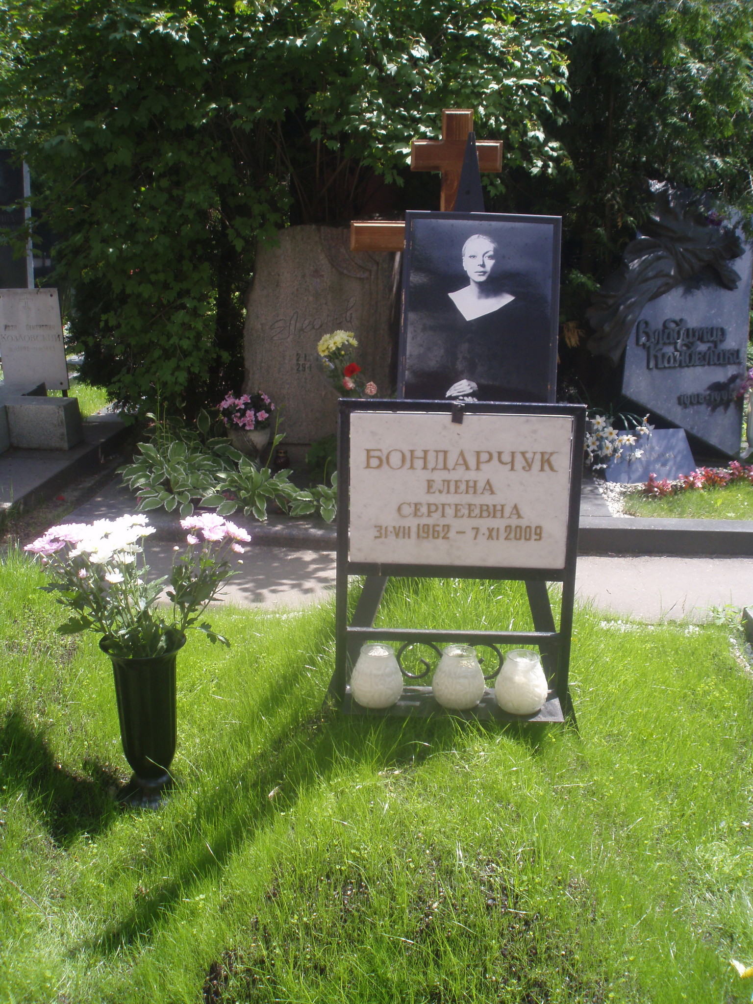 Памятник на могиле Алены Бондарчук