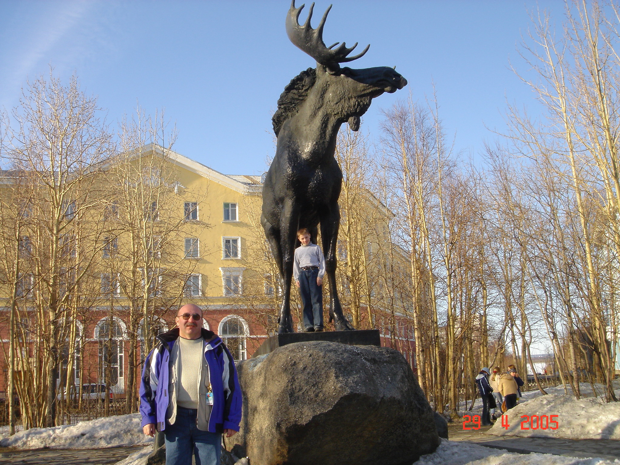 Памятники мончегорска. Памятник лосю в Мончегорске. Скульптура Лось Мончегорск. Статуя лося Мончегорск. Город Мончегорск памятник лосю.