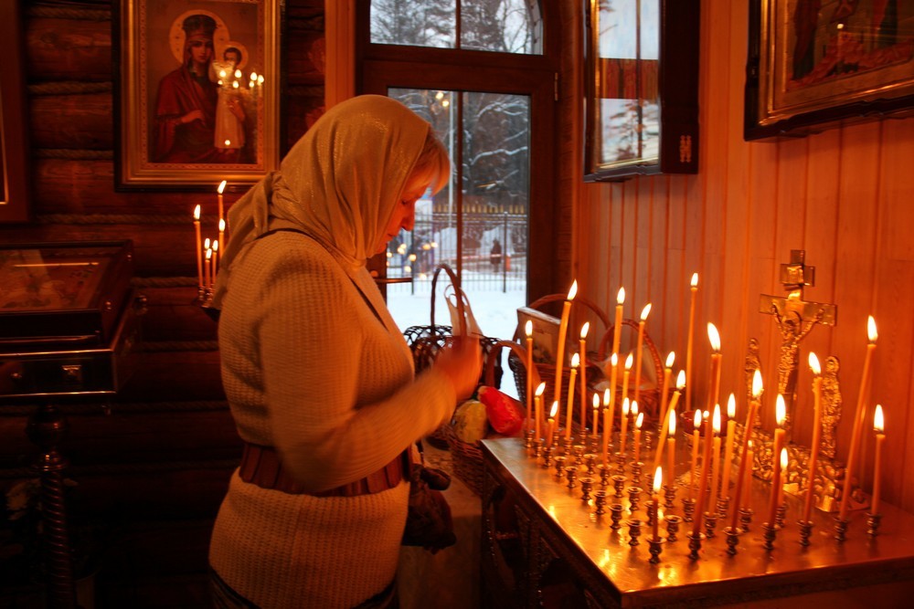 Можно ли поминать умершего в сочельник. Канун в церкви. Панихидный столик в храме. Канунник в церкви. Поминальный столик в храме.