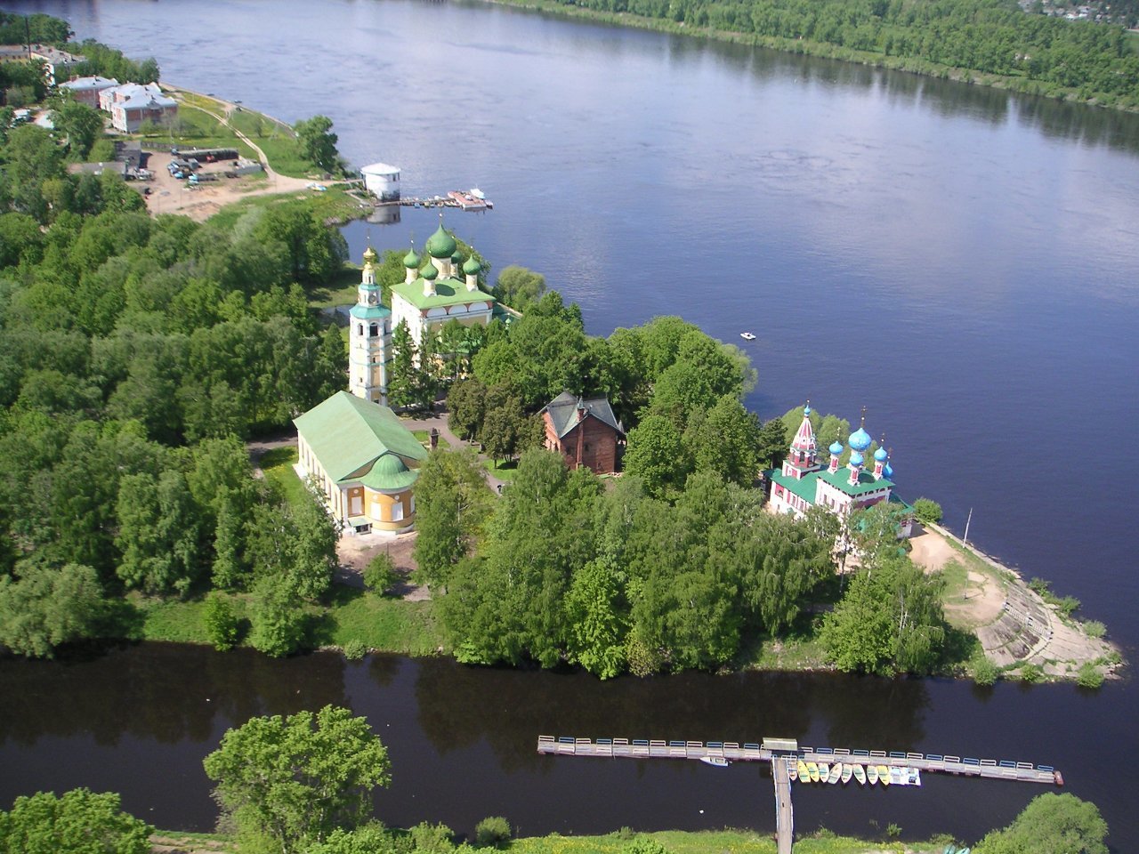 Церковь на берегу реки река Волга