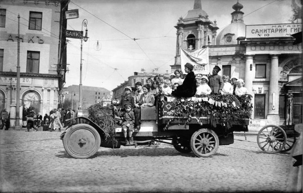 Автомобиль на улицах Москвы
Петр Павлов, 1910 - 1914 год, г. Москва, Арбатская пл., МАММ/МДФ.