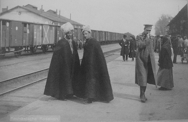 Казаки и офицер на перроне ж/д станции в Одессе, 1919 г.