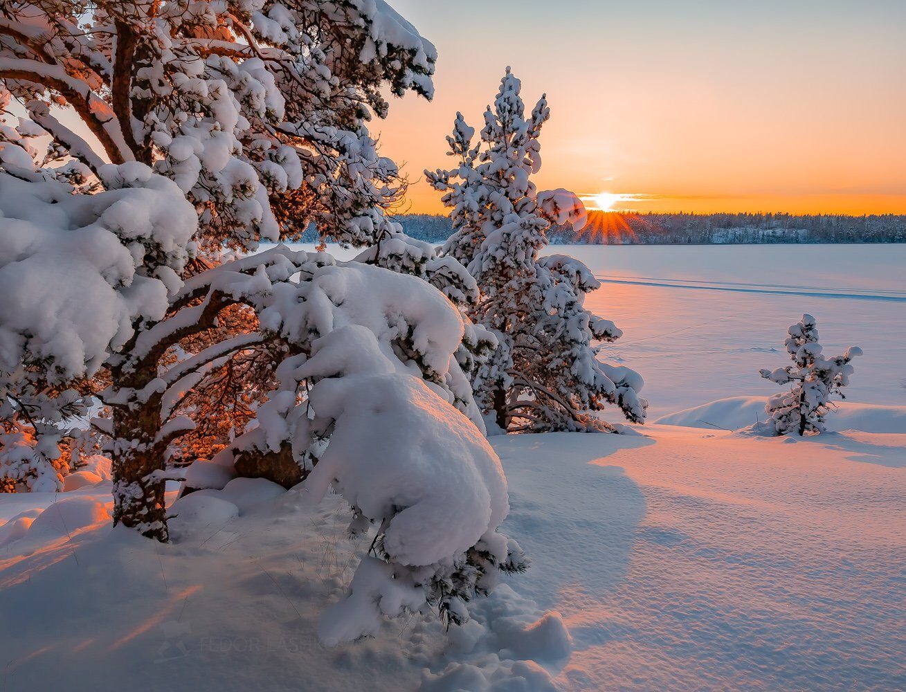 Зима в карелии. Карелия Ладога зима. Карелия зима озеро. Карелия Ладожское озеро зима. Ладожское озеро зимой Карелия.